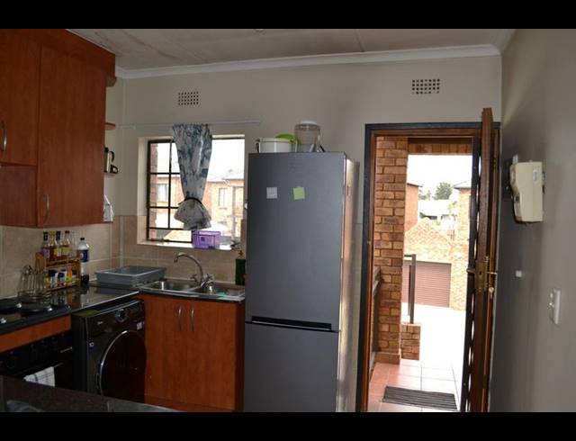 2 BEDROOM TOWNHOUSE FOR SALE IN SONNEVELD